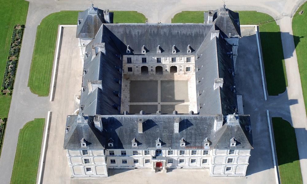Chateau d'Ancy le Franc cruise port Chateau d'Ancy le Franc cruise port