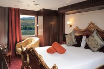 Spirit of Chartwell barge Royal Suite photo