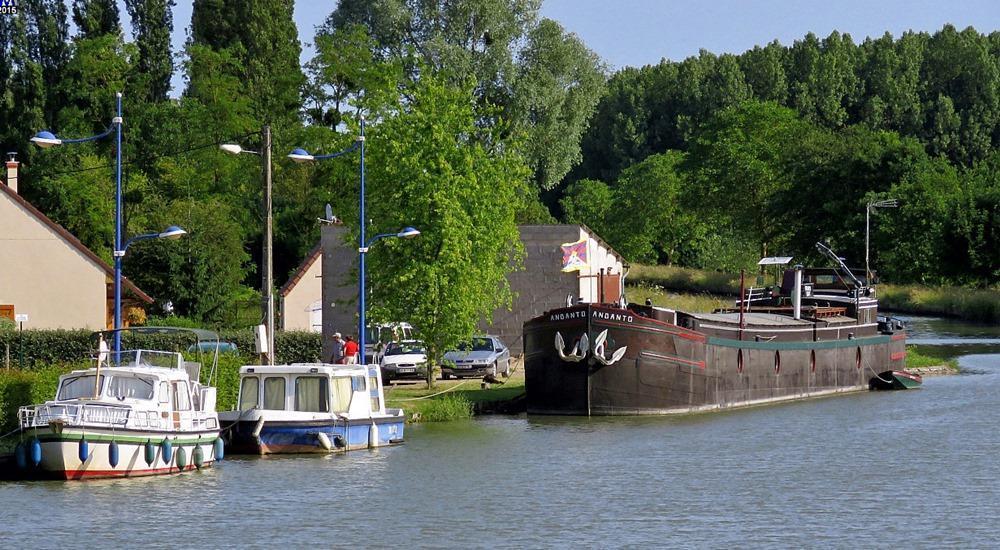 Sury-pres-Lere (France) river cruise port