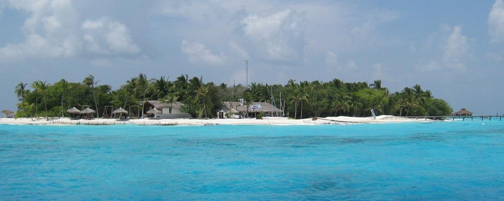 small inhabited island (Maldives)