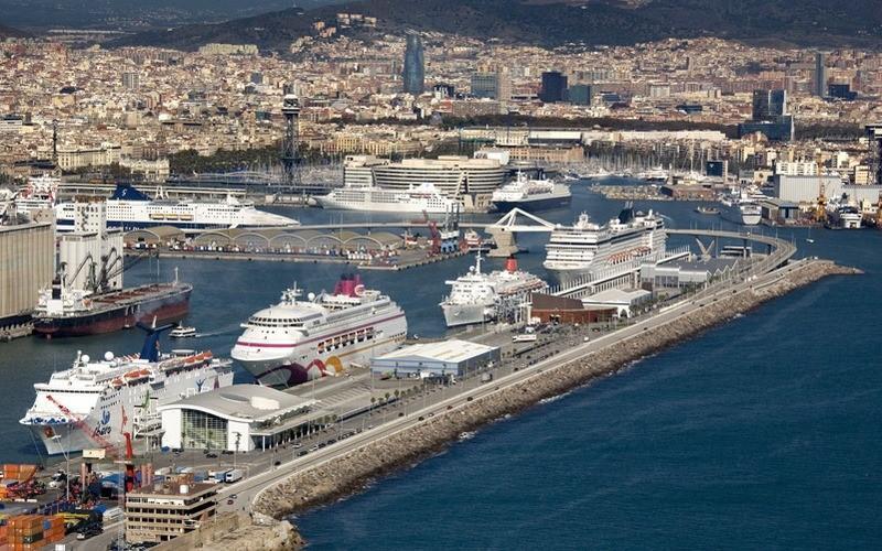 cruise ship docking in barcelona