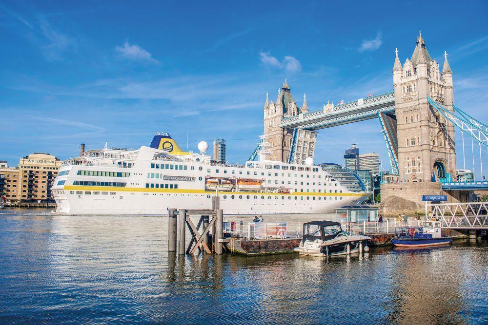 cruise ship in hamburg germany