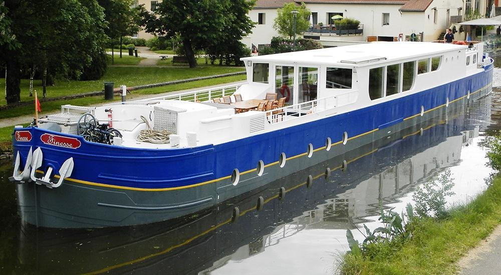 Finesse barge cruise ship