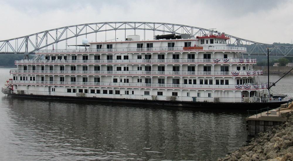 American Heritage cruise ship (Queen of the Mississippi riverboat)