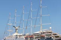 5-masted sailship Club Med 2 runs aground off Panama's San Blas Islands